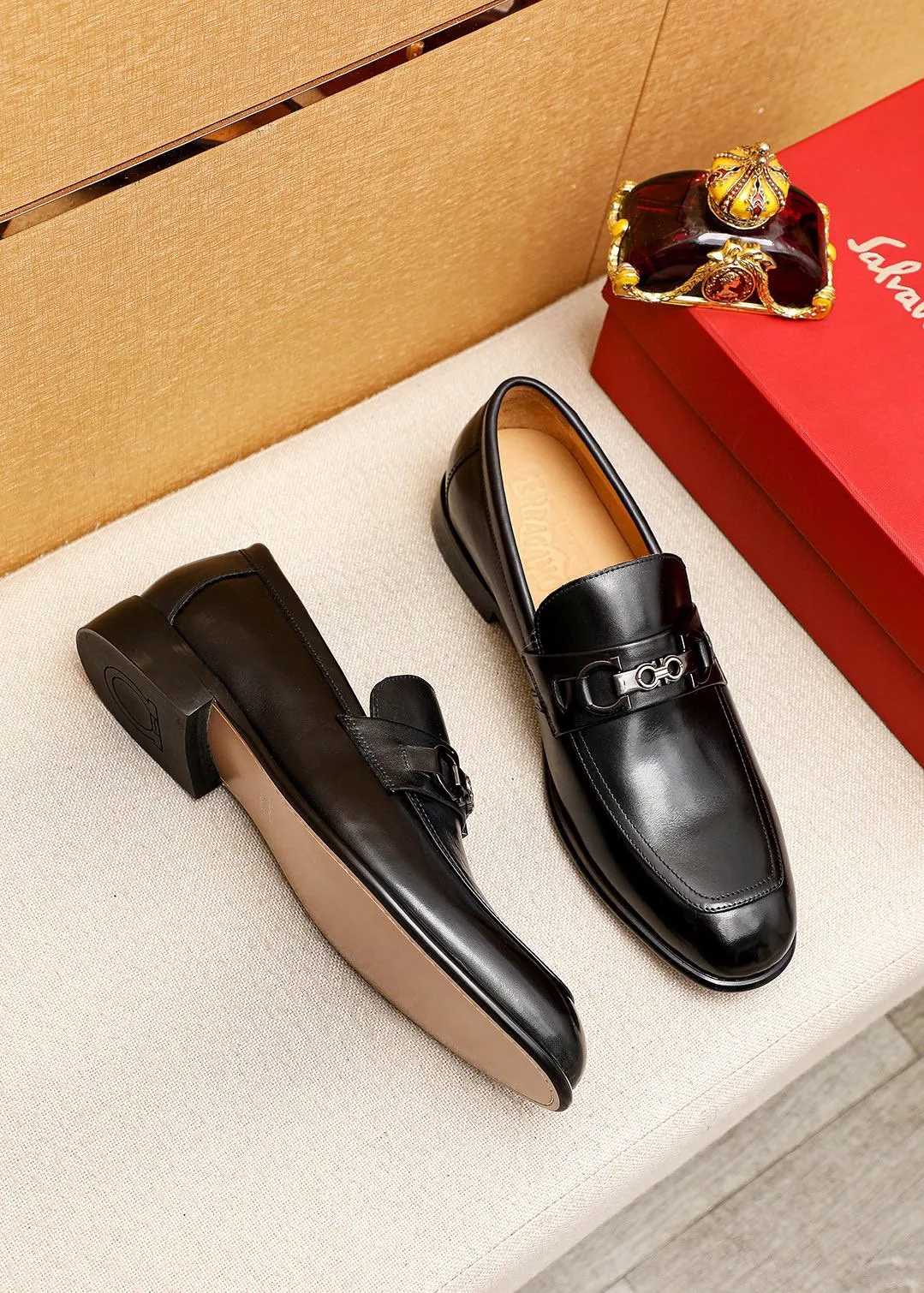 Men's shoes 💰462 💐 Product trademark: Ferragamo "Ferragamo" casual leather shoes Regular size: 38-44 (45.46.47🉑️Customized) Product materials: Selected imported calfskin upper + classic hardware buckle, imported water-dyed cow leather lining. Strong three-dimensional visual effect, original outsole color: 1⃣️color optional